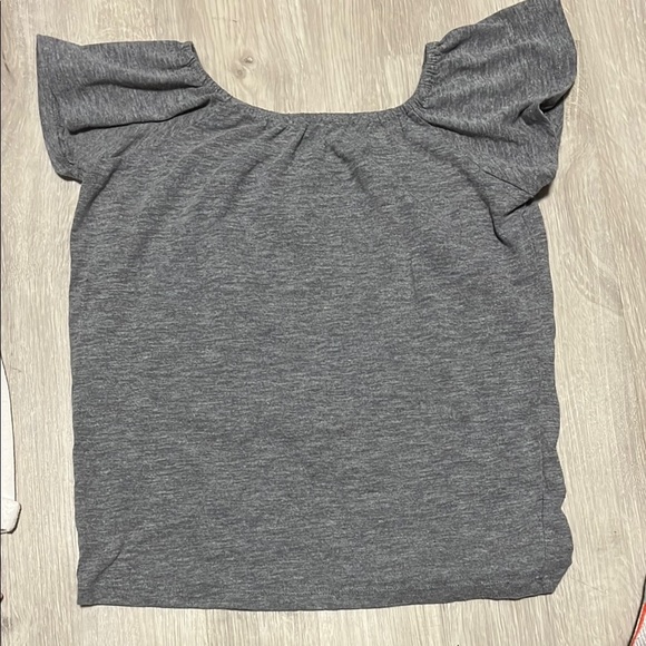 4/$30 Gray Girl’s Top - Picture 1 of 1